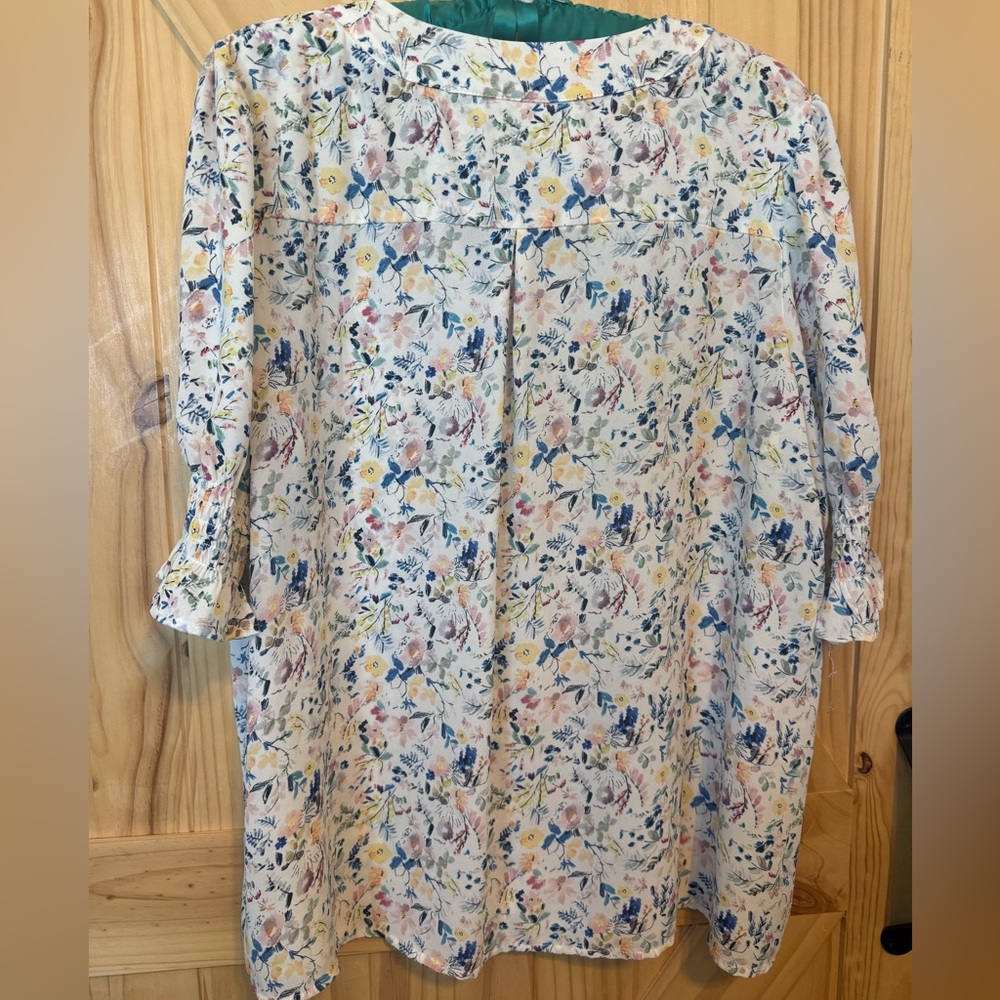 ⭐️Jones New York Floral V-Neck Blouse - White and Blue - Picture 7 of 7